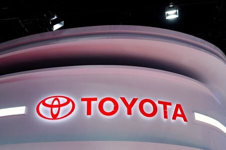 　傘下のダイハツ工業による車両認証試験不正を巡り、トヨタ自動車の長田准チーフ・コミュニケーション・オフィサー（ＣＣＯ）は２８日、ダイハツから要請があれば、同社の仕入先や販売先への補償で全面的に資金支援する方針を記者団に明らかにした。写真はトヨタのロゴ。上海で２０２１年４月撮影（２０２３年　ロイター/Aly Song）