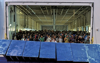 ギリシャの港に到着した客船内で上陸の瞬間を待つシリア難民　Michalis Karagiannis-REUTERS