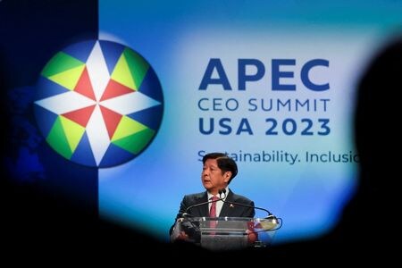 米国とフィリピンは１７日、脱炭素化とエネルギー自給率向上に向けて原子力の利用を模索するフィリピンに対し、米国が原子力技術と資材を輸出できるようにする協定に調印した。写真はAPEC首脳会議でスピーチするマルコス大統領。（2023年 ロイター/Carlos Barria）