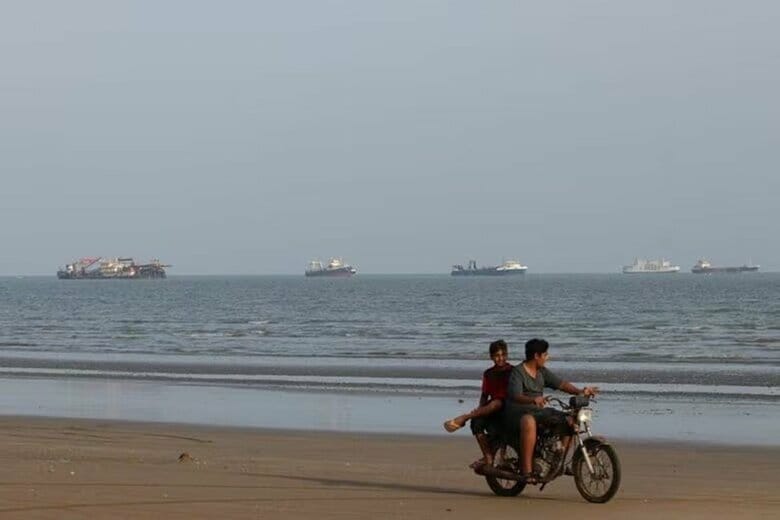 10月13日、イランのバンダルアッバスからホルムズ海峡を撮影。Razieh Poudat/ISNA/via WANA (West Asia News Agency) via REUTERS