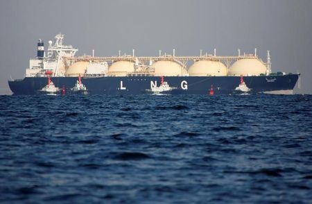 経産省は５日の審議会で、供給途絶リスクがある事業者へ液化天然ガス（ＬＮＧ）を供給できるよう、有事に備え民間企業による余剰ＬＮＧ確保の仕組みを確立する方針案を示した。写真はLNGタンカー。千葉・富津で２０１７年撮影。（2022年 ロイター/Issei Kato）