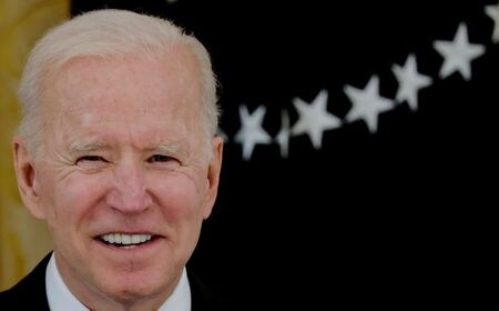 バイデン米政権のサリバン大統領補佐官（国家安全保障担当）とディーズ国家経済会議（ＮＥＣ）委員長は、国内サプライチェーン（供給網）の耐性に関する会合を開催する見通し。写真は2021年4月1日にホワイトハウス内で笑顔を見せるバイデン大統領。（2021年　ロイター／Tom Brenner）