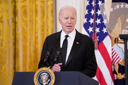 　１２月７日、米下院共和党は、バイデン大統領（写真）に対する弾劾調査を承認するための採決に向けた手続きを進めた。写真はワシントンで３日撮影（２０２３年　ロイター／Nathan Howard）