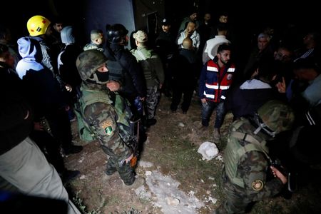 3月18日、イランによる攻撃を受けたパレスチナ自治区ヨルダン川西岸の現場に集まる人々。REUTERS/Yosri Aljamal