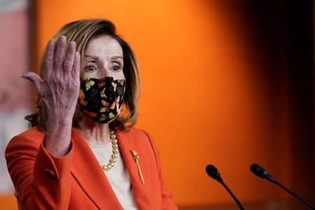 米民主党のペロシ下院議長は１５日、下院で可決されたトランプ大統領の弾劾訴追決議の上院への送付時期について明確な言及を避けた。写真はペロシ議長（２０２１年　ロイター/Joshua Roberts）