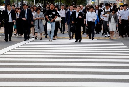 　５月２３日、内閣府は５月の月例経済報告を提示した。景気判断は５カ月連続で「緩やかに回復している」に据え置いた。都内で１６日撮影（２０１８年　ロイター／Kim Kyung-Hoon）
