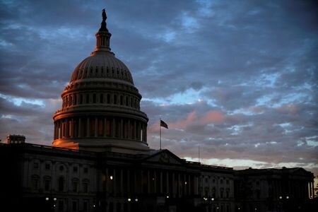 　米下院は１２月２日、２月１８日までの連邦政府の資金を手当てするつなぎ予算を賛成多数で可決し、上院に送付した。現行つなぎ予算が３日に失効する前に成立すれば、政府機関の閉鎖は回避される。２０１８年１１月、ワシントンで撮影（２０２１年　ロイター/James Lawler Duggan）