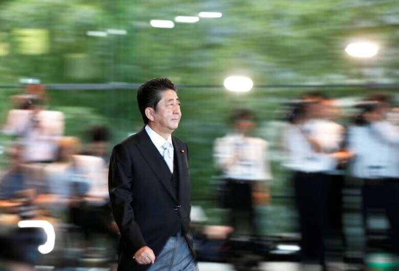 １０月２日、安倍首相（写真）が行った内閣改造と自民党役員人事は、留任する主要閣僚と党三役が多く、手堅さを前面に押し出している。首相官邸で撮影（２０１８年　ロイター/Issei Kato）