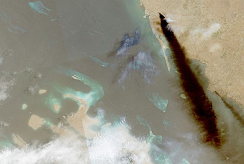 7月、ジザンの石油施設から立ち上る煙の軌跡を捉えた合成衛星画像　European Union/Copernicus Sentinel-2/Handout via REUTERS