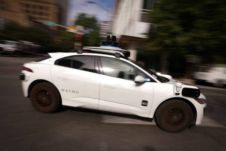 写真はウェイモの自動運転タクシー。27日、米テキサス州オースティンで撮影。 REUTERS/Mike Segar