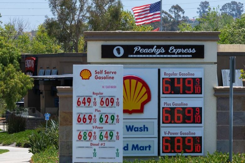 米カリフォルニア州エンシニータスのガソリンスタンド。１１日撮影。REUTERS/Mike Blake