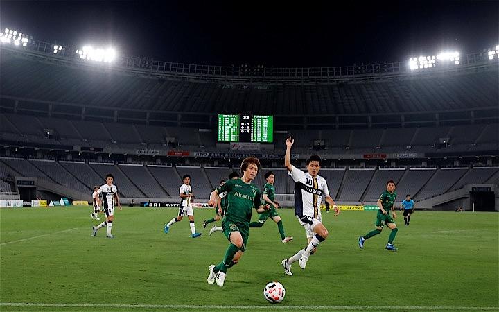 都内で新たに60人の新型コロナウイルスへの感染が確認された。写真は27日、東京・調布の味の素スタジアムで再開されたサッカーJリーグの東京Ｖと町田の試合。REUTERS/Issei Kato