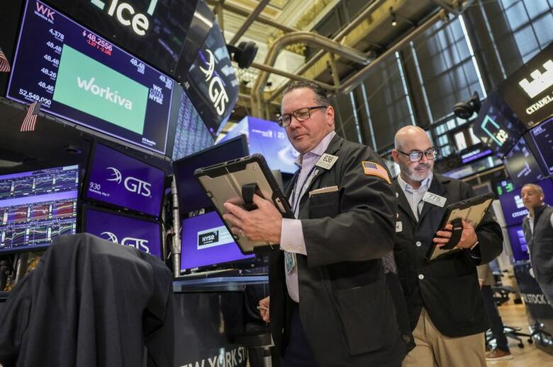 米ニューヨーク証券取引所で２７日撮影。REUTERS/Jeenah Moon