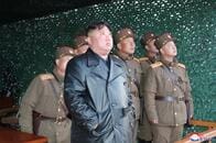 北朝鮮、飛翔体2発を発射　短距離弾道ミサイルか