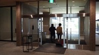 電力ではなく「引力で開閉する自動ドア」...Newtonプラスが挑む「持続可能な入り口」とは