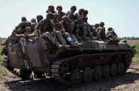 ＜動画＞ロシア軍でまた悲劇！歩兵戦闘車がバック急発進で地面に伏せる兵士たちに乗り上げた結果...身体が跳ねた？