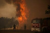 ギリシャの大規模山火事、4日目を迎えて消防士数百人が活動
