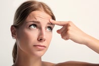 おでこの深いしわに要注意！　しわの数と深さが示す体内の危険な変化