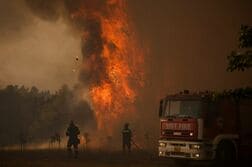 ギリシャの大規模山火事、4日目を迎えて消防士数百人が活動