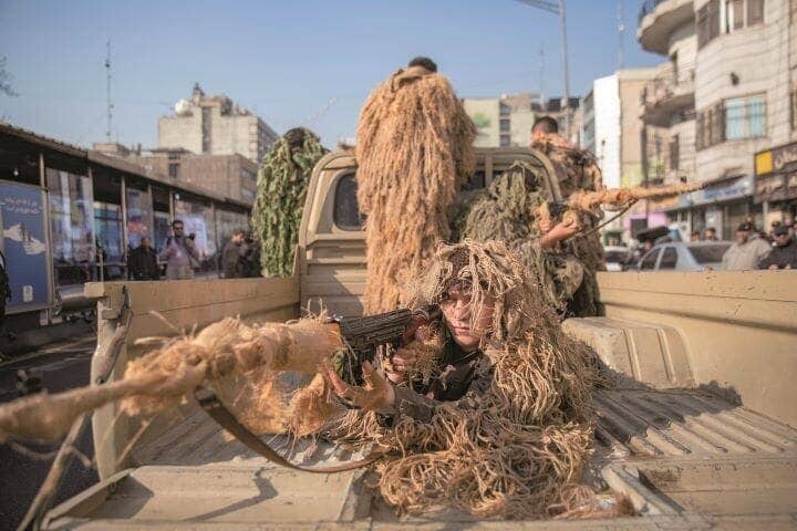軍事パレードで銃を構えるバシジのスナイパー