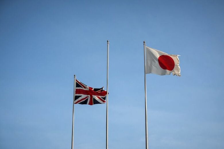 写真は日英の国旗。2023年3月、都内で代表撮影。REUTERS