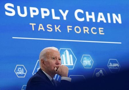１２月２２日、    バイデン米大統領（写真）は、供給網の制約問題を巡り米宅配大手フェデックスなどの民間企業のトップを交えた会合を開き、政府が取った一連の対策でクリスマス前の危機は回避できたとの考えを示した。ワシントンで撮影（２０２１年　ロイター/Kevin Lamarque）     