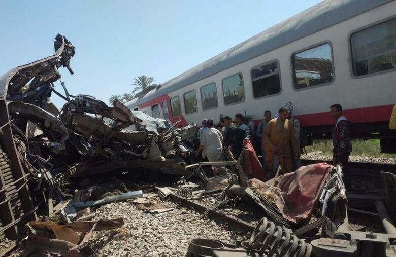 エジプトで２６日、列車の衝突事故があり、保健相によると少なくとも３２人が死亡、１６５人が負傷した。事故現場のようす（２０２１年　ロイター／Khaled Hasan）