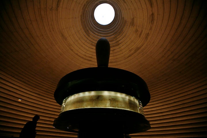 イスラエル博物館の聖書館に展示されている死海文書のレプリカ　REUTERS/Baz Ratner