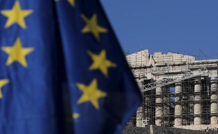 １０月２９日、ギリシャ銀大手４行を対象にＥＣＢが実施している健全性審査で、不足資金が最大１４０億ユーロ（１５３億４０００万ドル）となる見込みであることが、関係筋の話で明らかになった。写真は７月４日、アテネで（２０１５年　ロイター/Christian Hartmann）