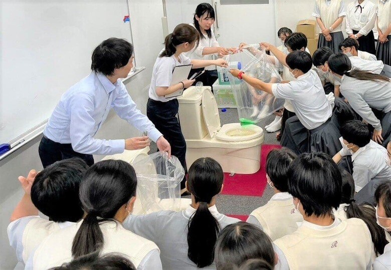 未来の世代に向けて、災害時のトイレ問題の歴史と現状や、具体的な備えの方法を伝える活動をしている