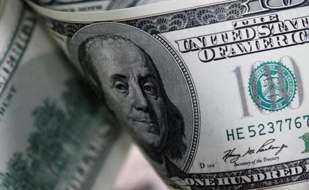 ３月９日、 ニューヨーク外為市場ではドルが下落。米債利回りの上昇が一服する中、ドルが売られ、英ポンドや豪ドル、ニュージランドドルなどの高リスク通貨が選好された。写真は２０１１年２月撮影（２０２１年　ロイター／Lee Jae-Won）