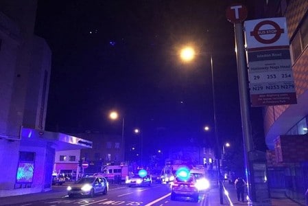 　６月１９日、英国の警察によると、ロンドン北部のフィンズベリー・パークで、１台のバンが歩行者に衝突したとの情報があり、多数の負傷者が出ている。写真はフィンスベリー・パーク付近に出動した警察車両など（２０１７年　ロイター/Ritvik Carvalho）