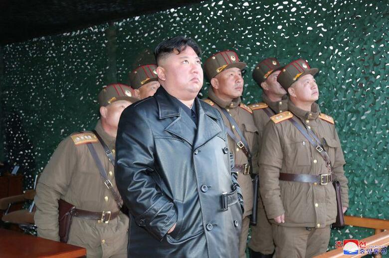 北朝鮮が29日、短距離弾道ミサイルとみられる飛翔体2発を発射した。日韓両国によると、東海岸の元山（ウォンサン）地域から発射され、飛行距離は230キロ、高度は30キロだった。日本海の排他的経済水域（EEZ）外に落下したもよう。写真は22日撮影。（2020年　朝鮮中央通信提供）