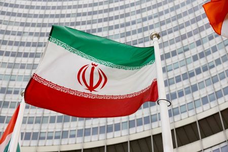 　２月２１日、イラン外務省の報道官は、定例の記者会見で、２０１５年の核合意再建に向けた協議に「重要な進展」がみられたと述べた。写真はイランの国旗。ウイーンの国際原子力機関（ＩＡＥＡ）本文で昨年５月撮影（２０２２年　ロイター／Leonhard Foeger）