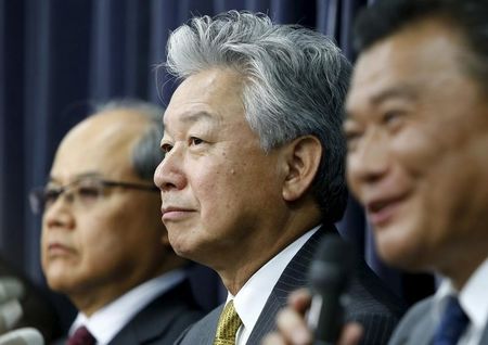 　９月２９日、民事再生手続き中のスカイマークは２９日、経営再建に向けた新経営体制を発足させた。写真は会長に就任した投資ファンドのインテグラル（東京・千代田区）の佐山展生代表（中央）。８月撮影（２０１５年　ロイター/Yuya Shino）