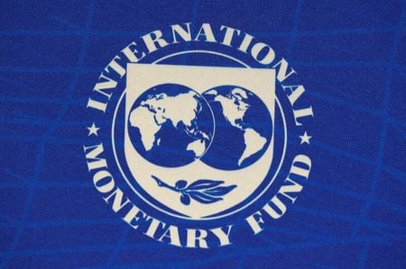 国際通貨基金（ＩＭＦ）は４日、世界貿易の停滞を受け世界的な経常収支の不均衡は２０１９年に縮小し、２０年は新型コロナウイルス感染拡大を受け一段と縮小する可能性があるとする報告書を公表した。サンティアゴで昨年７月撮影（２０２０年　ロイター/Rodrigo Garrido）