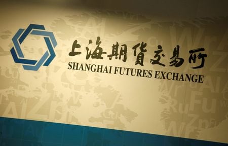 上海先物取引所（ＳｈＦＥ）は、中国国外にコモディティーの倉庫ネットワークを拡大することを目指し、関連する制度や規制の調査を進めている。写真は２０１６年６月、香港で撮影（２０２３年　ロイター/Bobby Yip）