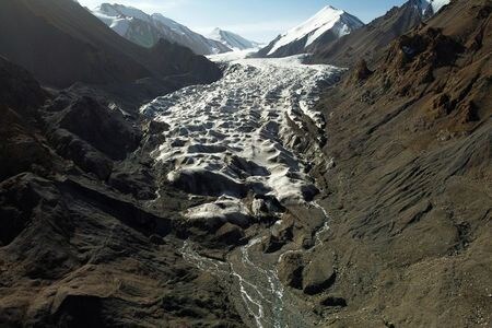　国連環境計画（ＵＮＥＰ）は９日公表した報告書で、２０１９年の世界の温室効果ガス排出量が二酸化炭素（ＣＯ２）換算で５９１億トンと、過去最大を更新したと発表した。写真は中国・祁連山脈の氷河。９月撮影（２０２０年　ロイター／Carlos Garcia Rawlins）