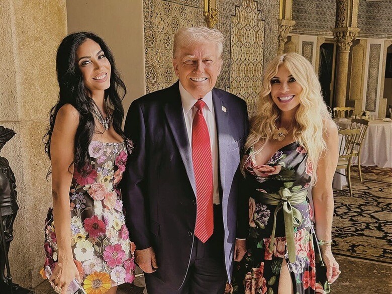 マールアラーゴでトランプと共に写真に納まったロミーナ（左）とロザリン　COURTESY OF NETFLIX