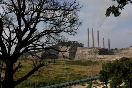 　世界銀行グループ傘下で途上国の民間セクター開発に特化する国際金融公社（ＩＦＣ）は、脱炭素社会を目指し、商業銀行への投資における新たなルールを採用している。写真はインドネシアの石炭火力発電所、７月撮影（２０２０年　ロイター／Willy Kurniawan）