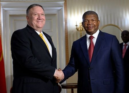 ２月１７日、アフリカ歴訪中のポンペオ米国務長官はアンゴラを訪問し、同国の汚職を批判する一方、同国への米企業の投資を売り込んだ。　写真はルアンダでロウレンソ大統領と握手するポンぺオ氏。代表撮影（２０２０年　ロイター）