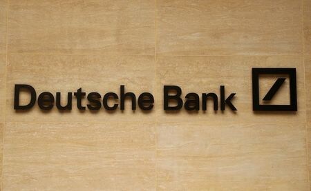 格付け会社スタンダード・アンド・プアーズ（Ｓ＆Ｐ）は２６日、ドイツ銀行の信用格付け見通しを「ネガティブ」から「ポジティブ」に引き上げたと発表した。写真は同銀のロゴ。２０１９年７月８日、ロンドンの同社オフィスで撮影。（２０２１年　ロイター／Simon Dawson）