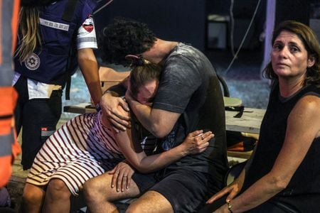 　１０月７日、パレスチナ自治区ガザを実効支配するイスラム組織ハマスが行ったイスラエルへの大規模攻撃で、イスラエル側の死者は２００人を超えた。写真は同日テルアビブで、ガザからの攻撃でロケット弾が着弾した現場付近で嘆き悲しむ人々（２０２３年　ロイター/Itai Ron）