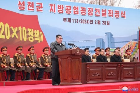 韓国銀行（中央銀行）の推計によると、北朝鮮の２０２３年実質国内総生産（ＧＤＰ）は３．１％増加し、１６年以来の大幅な伸びとなった。写真は工場の着工式で演説する金正恩朝鮮労働党総書記。朝鮮中央通信が２月配信（２０２４年　ロイター）