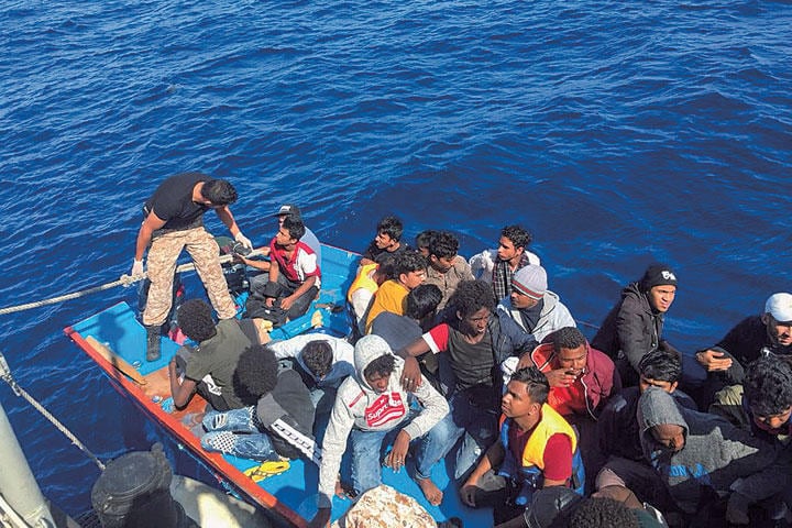 リビア沿岸警備隊に拘束される難民たち　LIBYAN COAST GUARD-HANDOUT-REUTERS