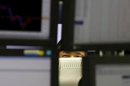 　６月６日、米雇用統計発表後の前週末にドル／円が急落したが、政府・日銀は静観の構えを見せている。写真はスクリーンを見つめる外為取引会社の従業員、都内で２月撮影（２０１６年　ロイター/Yuya Shino）