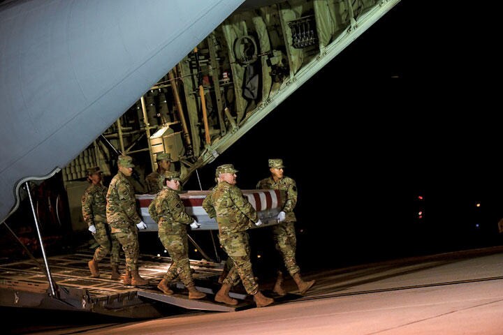 サウジ軍将校に射殺された米兵の遺体（12月8日、デラウェア州）　MARK MAKELA/GETTY IMAGES