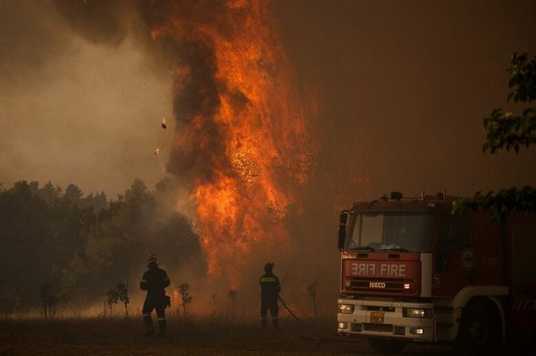 8月3日、ギリシャ・ルンパ近郊で山火事の消火活動にあたる消防士ら。 REUTERS/Louisa Gouliamaki