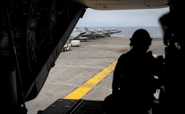 カリブ海上に展開する米海軍の強襲揚陸艦「イオー・ジマ」とAV-8BハリアーII攻撃機（9月8日）　DoD/Benjamin Applebaum/Handout via REUTERS