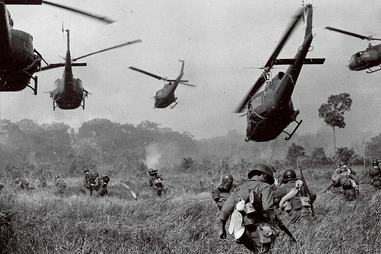 ベトナム戦争で南ベトナム軍を支援する米軍のヘリコプター、1965年3月　AP/AFLO